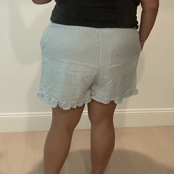 And now this Seersucker blue and white stripe ruffle trim shorts - Picture 5 of 6